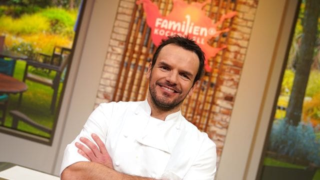 Fernsehkoch Steffen Henssler in der Studiokulisse der Sendung "Familien-Kochduell“.