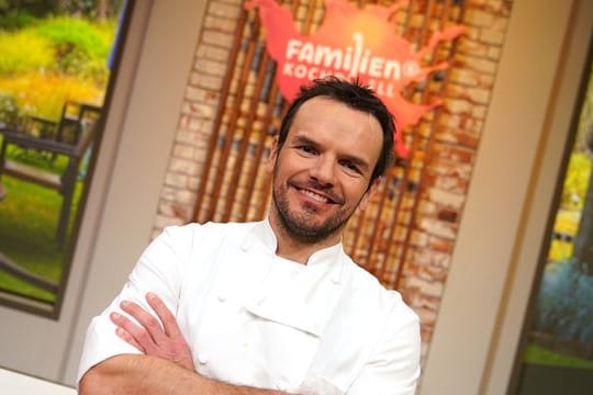 Fernsehkoch Steffen Henssler in der Studiokulisse der Sendung "Familien-Kochduell“.