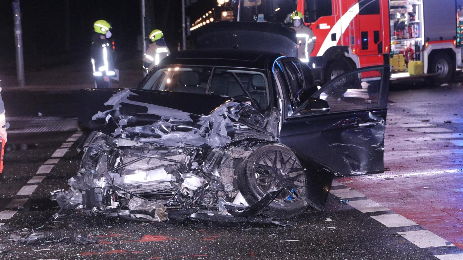 Einer der Unfallwagen während des Einsatzes der Feuerwehr: Alle fünf Fahrzeuginsassen mussten in ein Krankenhaus gebracht werden. Einer der Unfallwagen während des Einsatzes der Feuerwehr: Alle fünf Fahrzeuginsassen mussten in ein Krankenhaus gebracht werden.