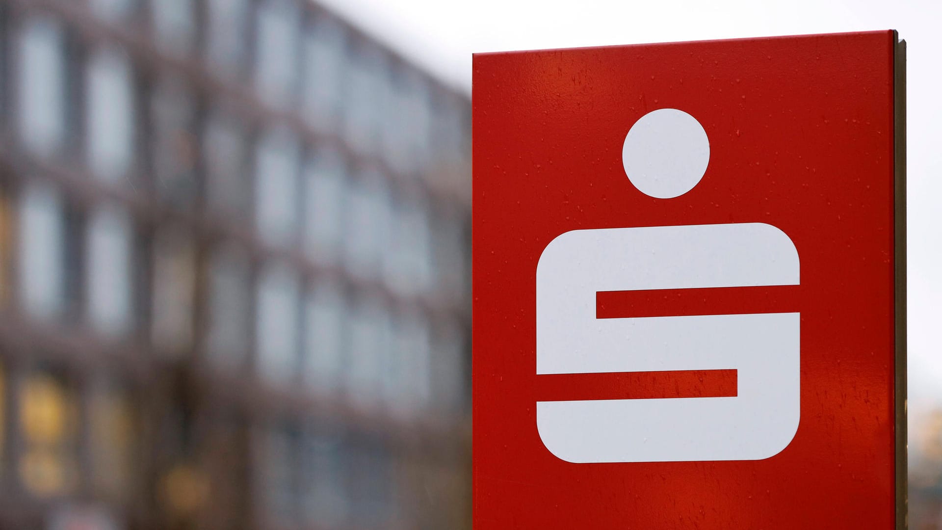 Logo der Sparkasse: Die Filiale in Neunkirchen lässt ihre Türen nachts bewusst offen.