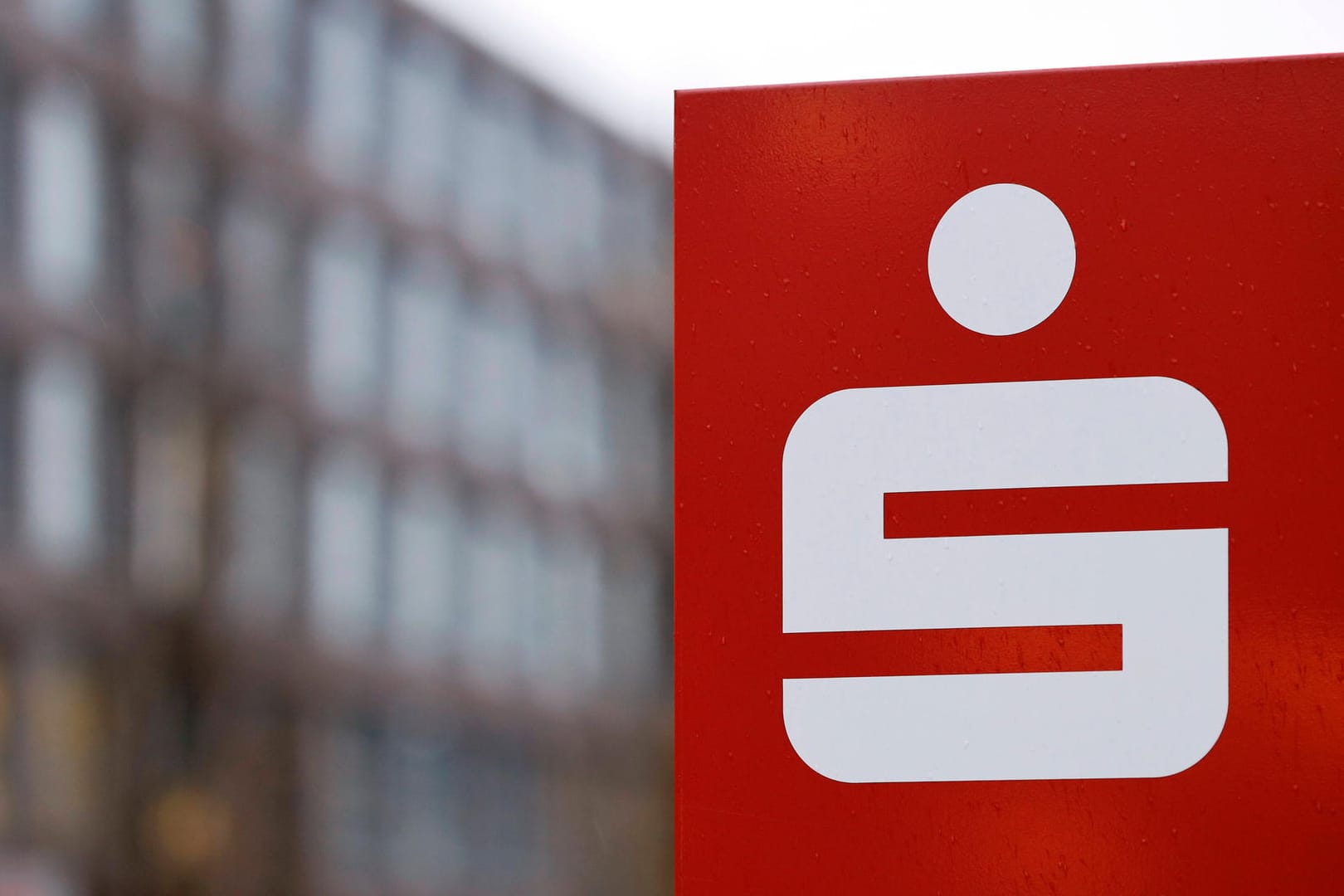 Logo der Sparkasse: Die Filiale in Neunkirchen lässt ihre Türen nachts bewusst offen.