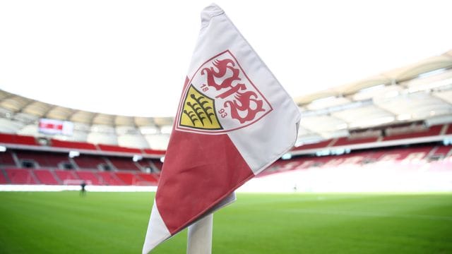 Blick in die Mercedes-Benz Arena und auf eine Eckfahne mit dem Wappen des VfB Stuttgarts. Blick in die Mercedes-Benz Arena und auf eine Eckfahne mit dem Wappen des VfB Stuttgarts.