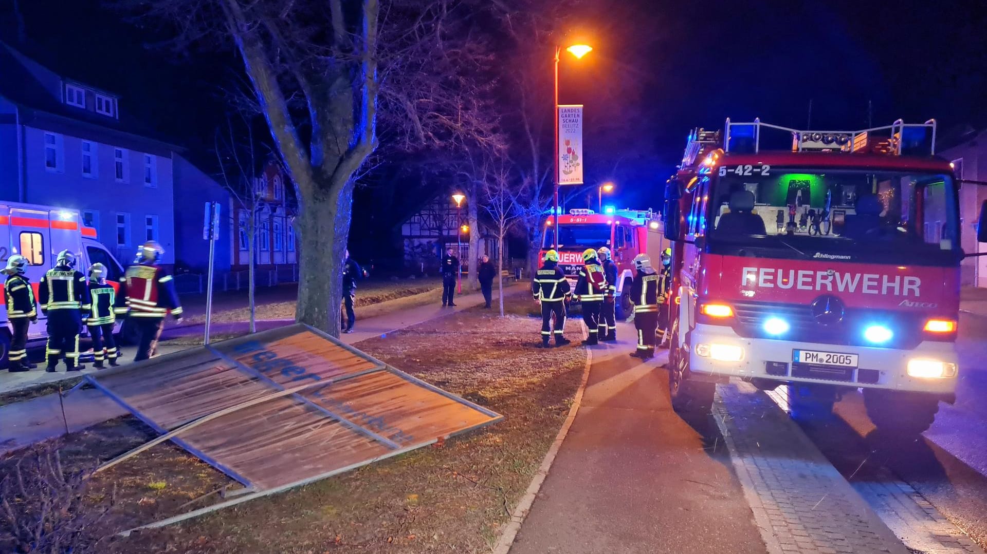 Feuerwehrleute stehen am Einsatzort in Beelitz: Ein abgerissenes Wahlplakat erschlug in der Nacht zum Sonntag einen Passanten.