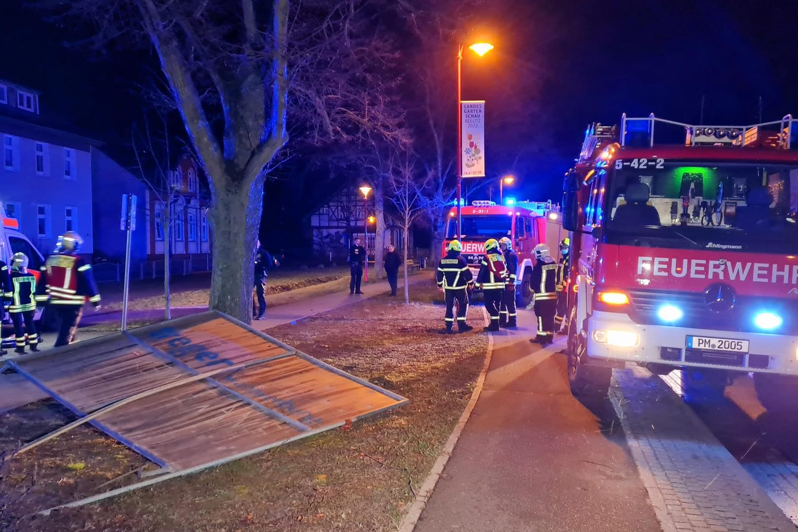 Feuerwehrleute stehen am Einsatzort in Beelitz: Ein abgerissenes Wahlplakat erschlug in der Nacht zum Sonntag einen Passanten.