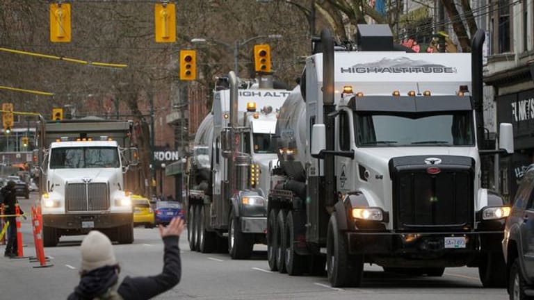 Nach einer tagelangen Fahrt durch Kanada ist ein Konvoi aus Hunderten Lastwagen am Wochenende in der Hauptstadt Ottawa eingetroffen, um gegen Corona-Maßnahmen und Impfvorschriften zu demonstrieren.