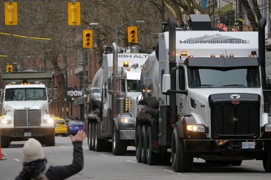 Nach einer tagelangen Fahrt durch Kanada ist ein Konvoi aus Hunderten Lastwagen am Wochenende in der Hauptstadt Ottawa eingetroffen, um gegen Corona-Maßnahmen und Impfvorschriften zu demonstrieren.