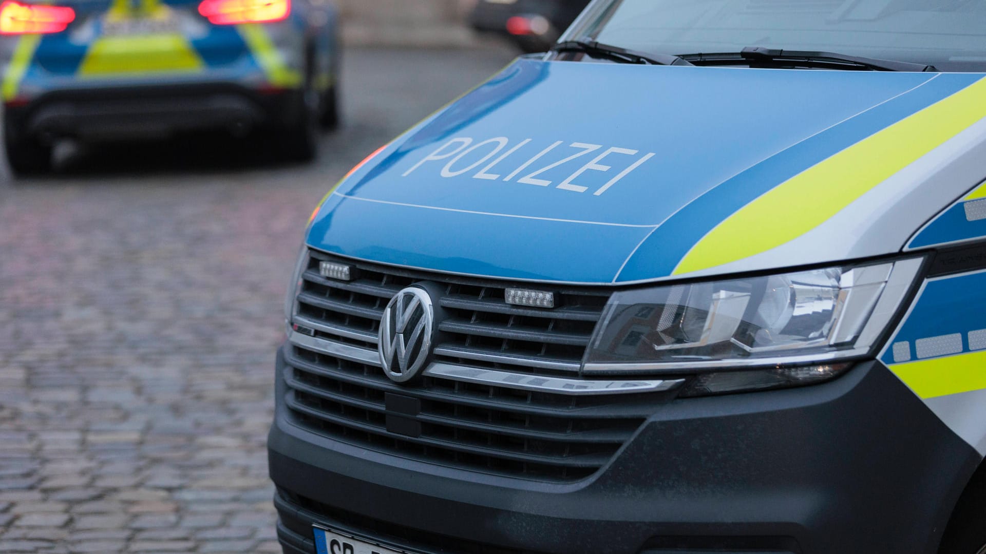 Einsatzfahrzeuge der Polizei (Symbolbild): Die mutmaßlichen Täter konnten festgenommen werden. Einsatzfahrzeuge der Polizei (Symbolbild): Die mutmaßlichen Täter konnten festgenommen werden.