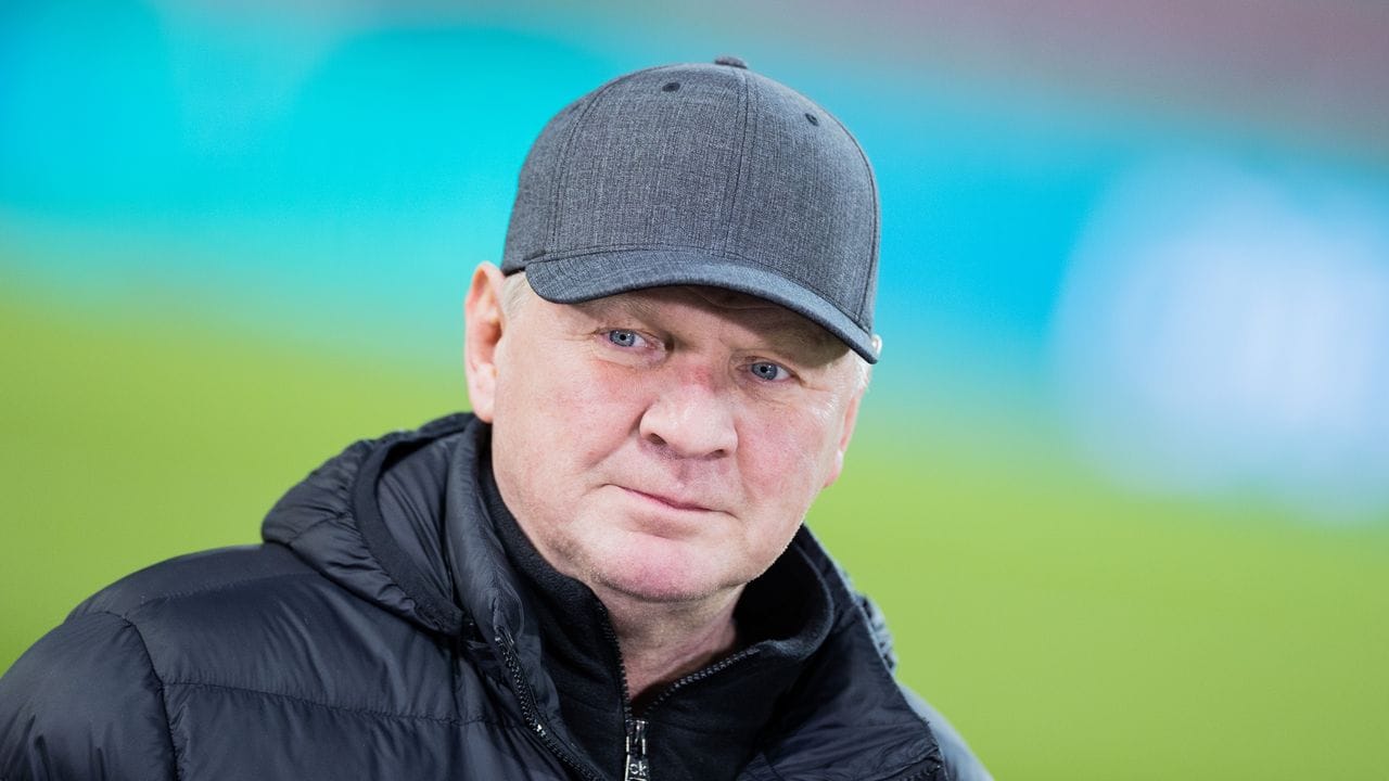 Stefan Effenberg spielte von 1987 bis 1990 und 1994 bis 1998 für Borussia Mönchengladbach. Stefan Effenberg spielte von 1987 bis 1990 und 1994 bis 1998 für Borussia Mönchengladbach.