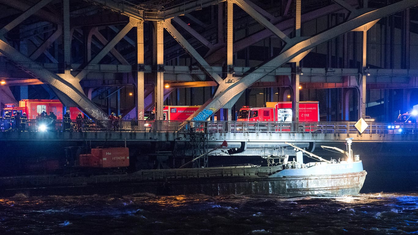 Ein Binnenschiff hängt unter der Freihafenelbbrücke fest: Die Brücke muss weiter gesperrt bleiben.