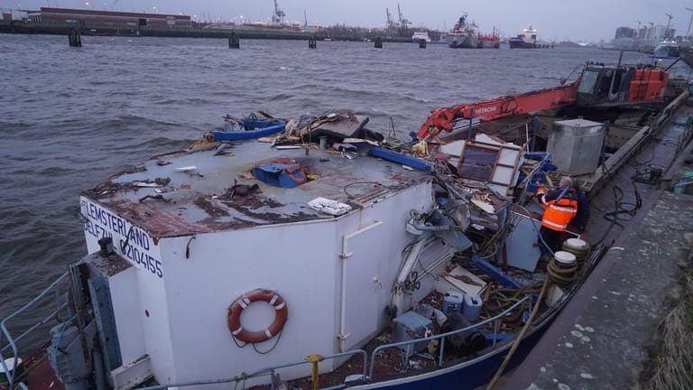Stark beschädigt ist das Binnenschiff: Das Schiff hatte sich unter der Freihafenelbbrücke festgefahren.