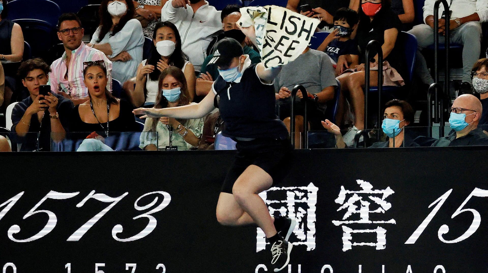 Finale der Australian Open: Eine Aktivistin sprang im zweiten Satz über die Brüstung auf das Feld.