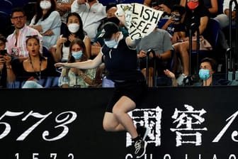 Finale der Australian Open: Eine Aktivistin sprang im zweiten Satz über die Brüstung auf das Feld.