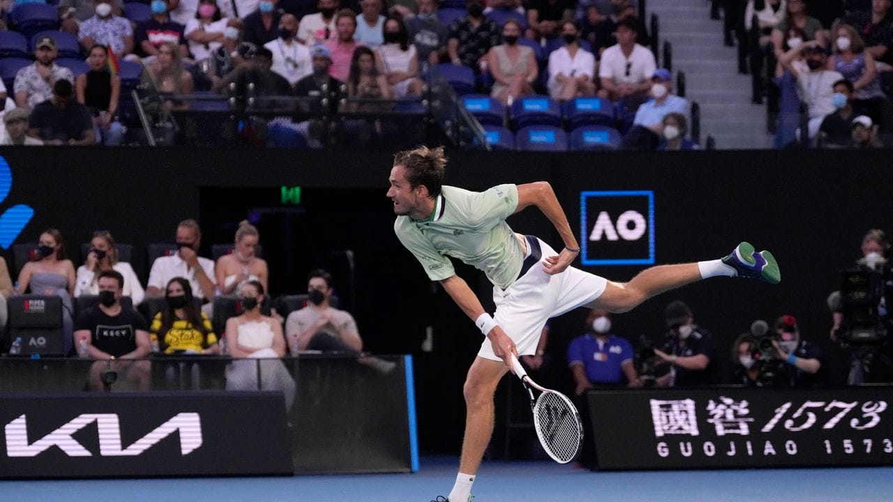 Daniil Medwedew musste sich Nadal geschlagen geben, nachdem er bereits mit zwei Sätzen in Führung lag. Daniil Medwedew musste sich Nadal geschlagen geben, nachdem er bereits mit zwei Sätzen in Führung lag.