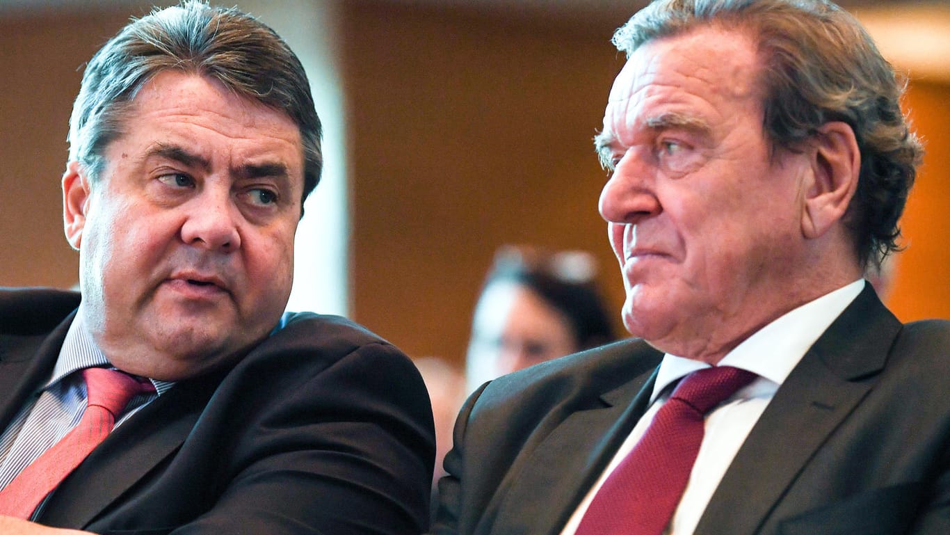 Die früheren SPD-Chefs Sigmar Gabriel (l.) und Gerhard Schröder: "Man kann sich bei Rüstungslieferungen immer schuldig machen".