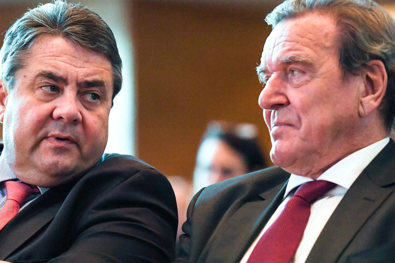 Die früheren SPD-Chefs Sigmar Gabriel (l.) und Gerhard Schröder: "Man kann sich bei Rüstungslieferungen immer schuldig machen".