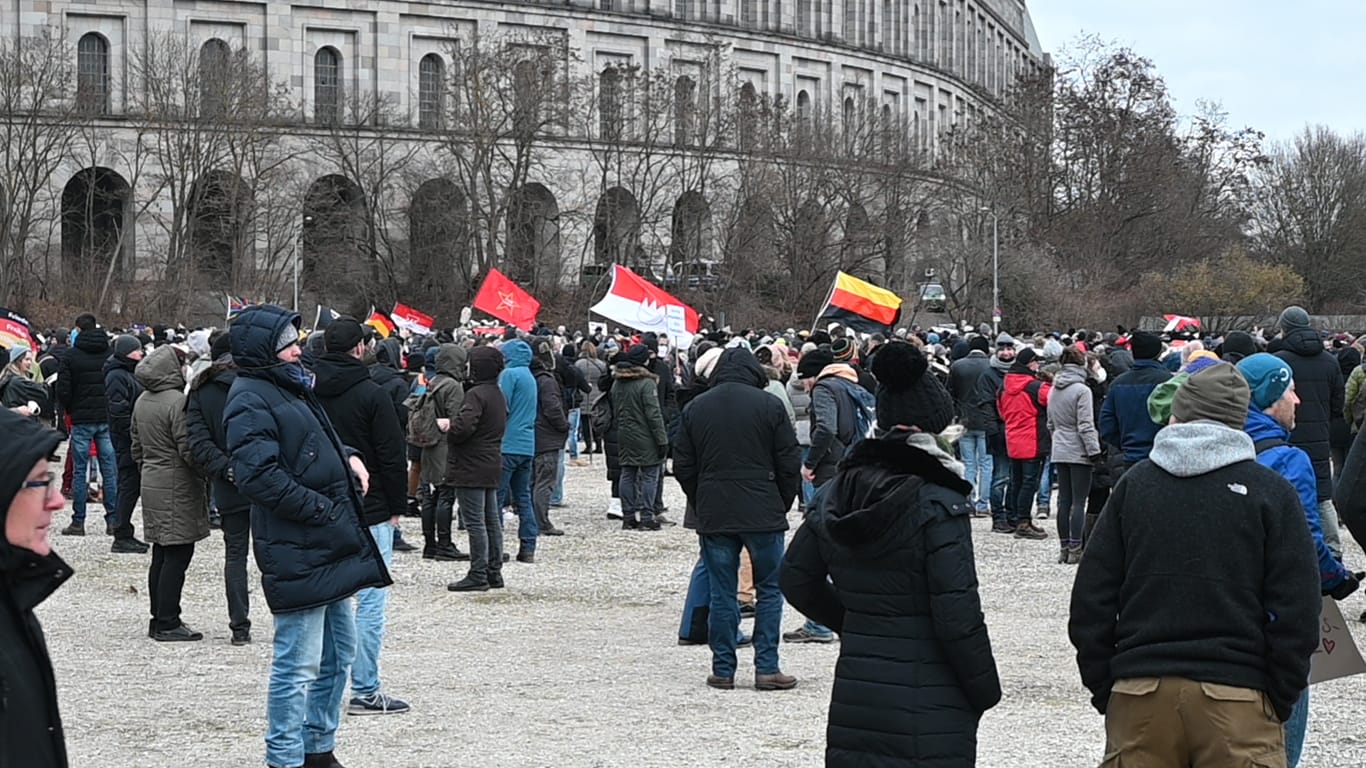 Demonstranten am Reichstagsparteigelände in Nürnberg: Es waren nur etwa 4.000 Menschen zur Demonstration gekommen.