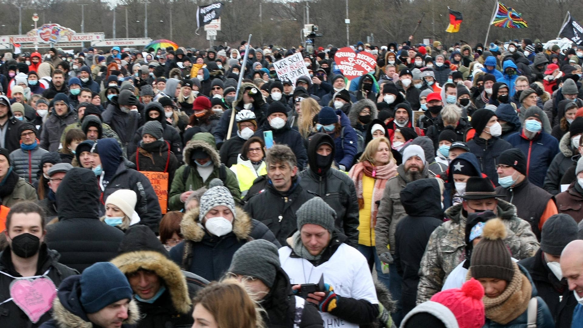 Demonstration gegen die Corona-Maßnahmen in Nürnberg: Die Demonstration wurde von der Stadt auf den Volksfestplatz verlegt.