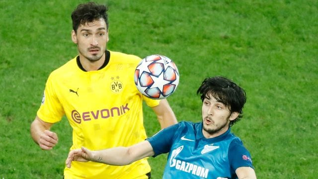Sardar Azmoun (r) wird bereits im Winter nach Leverkusen wechseln. Sardar Azmoun (r) wird bereits im Winter nach Leverkusen wechseln.