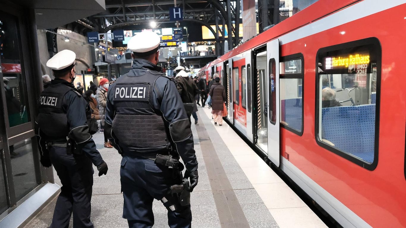 Bundespolizei in Hannover (Symbolbild): Die Beamten griffen den Jugendlichen am Bahnhof auf.