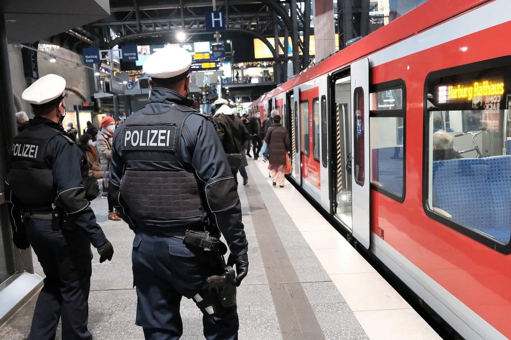 Bundespolizei in Hannover (Symbolbild): Die Beamten griffen den Jugendlichen am Bahnhof auf.