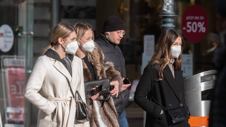 Passanten mit einer Maske: Die Sieben-Tage-Inzidenz der Neuinfektionen ist erneut auf einen Höchstwert gestiegen.