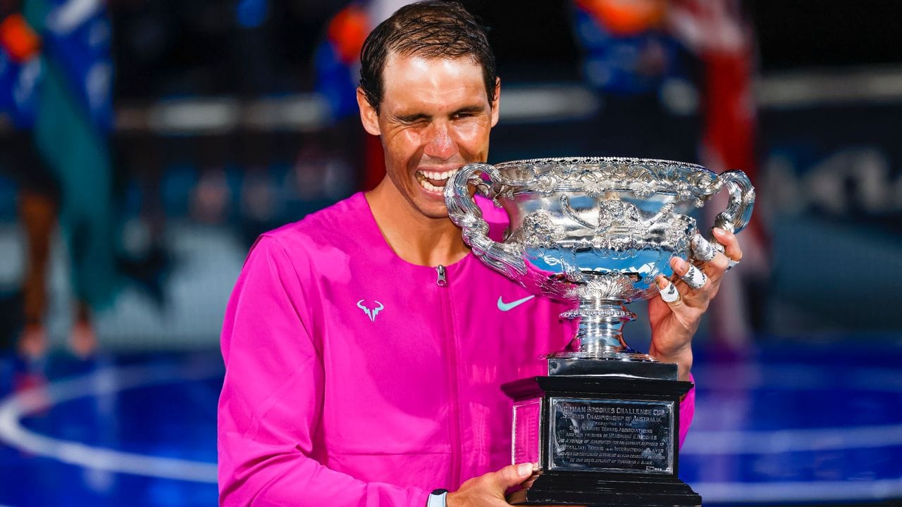 Rafael Nadal mit der Trophäe der Australian Open. Rafael Nadal mit der Trophäe der Australian Open.