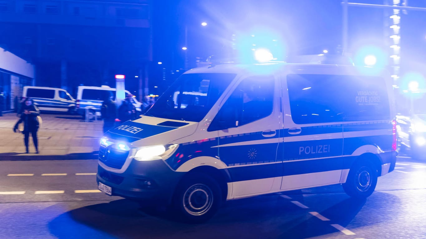 Ein Mannschaftswagen der Berliner Polizei im Einsatz (Symbolbild): Den Wagen wollten die Männer stehen lassen, nachdem sie das Pfand ausgelöst hätten.