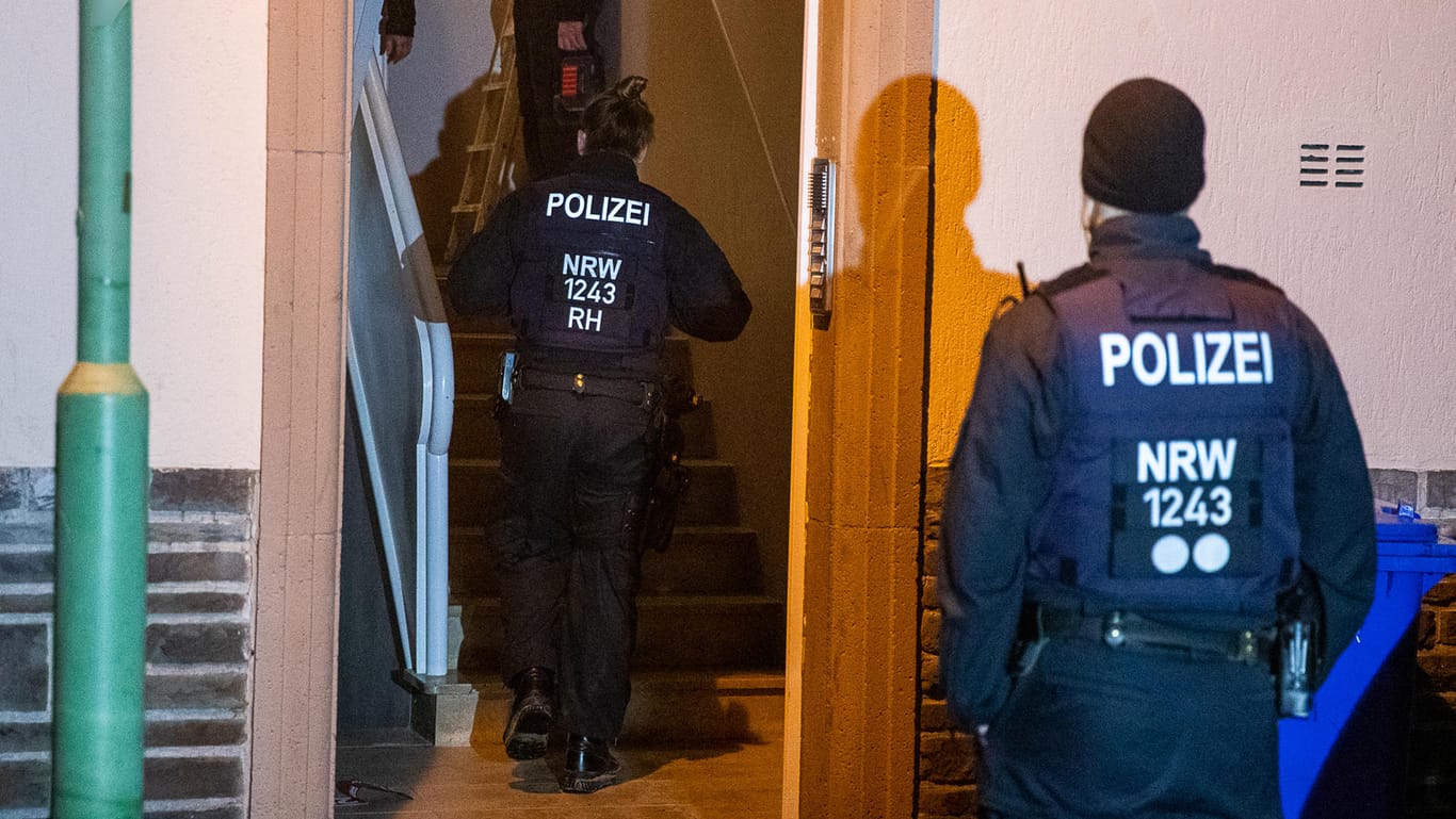 Einsatzkräfte der Polizei durchsuchen ein Mehrfamilienhaus in Essen: Sicherheitskreise bestätigten dass die Durchsuchungen im Zusammenhang mit dem Ermittlungsverfahren um das Grüne Gewölbe in Dresden stehen.