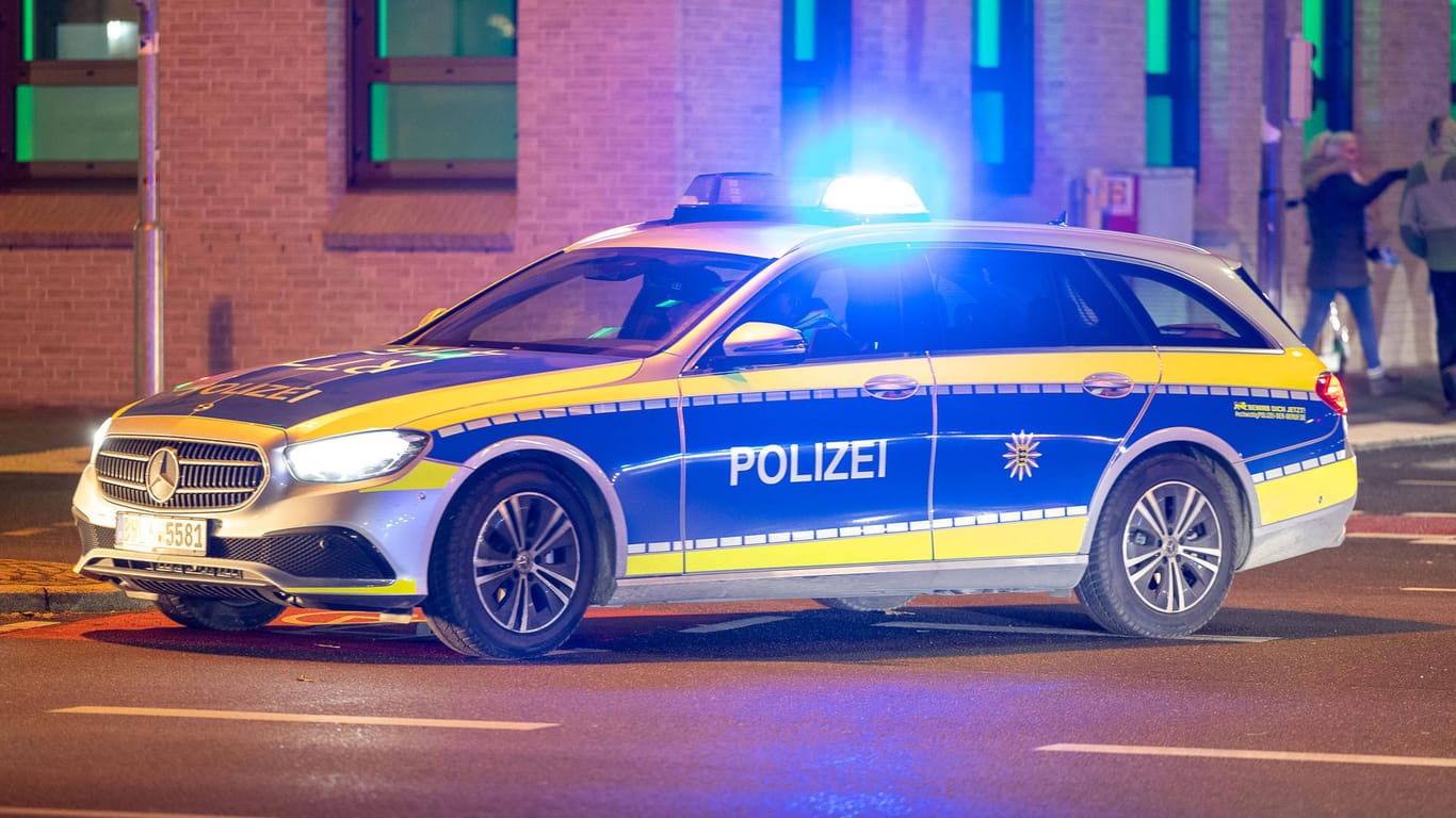 Nach einer Polizeikontrolle im Augsburger Stadtteil Oberhausen sind mehrere Täter aggressiv gegenüber Polizeibeamten geworden (Symbolbild).