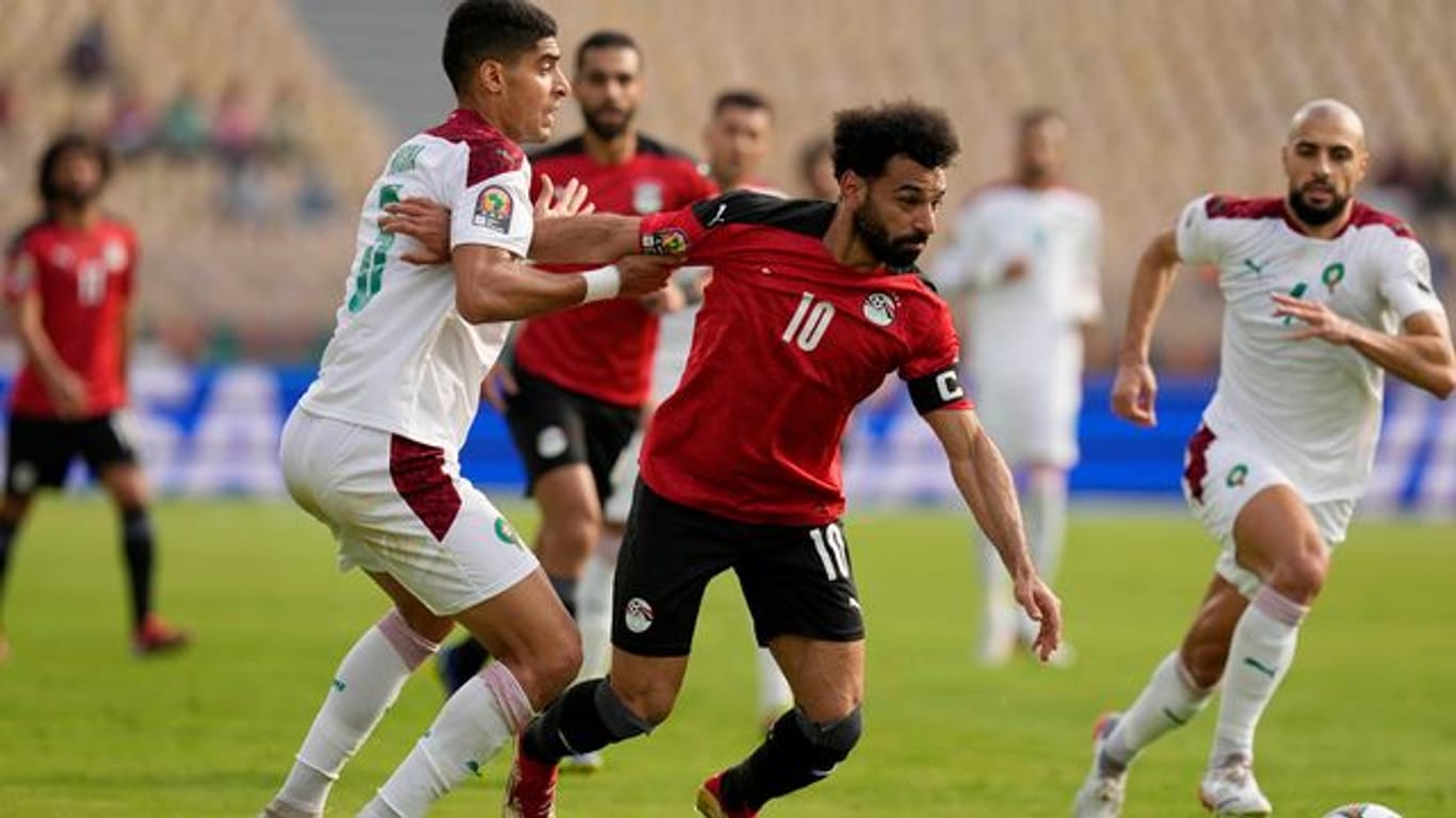Mohamed Salah (Mitte r) hat sich mit Ägypten für das Halbfinale im Afrika-Cup qualifiziert.