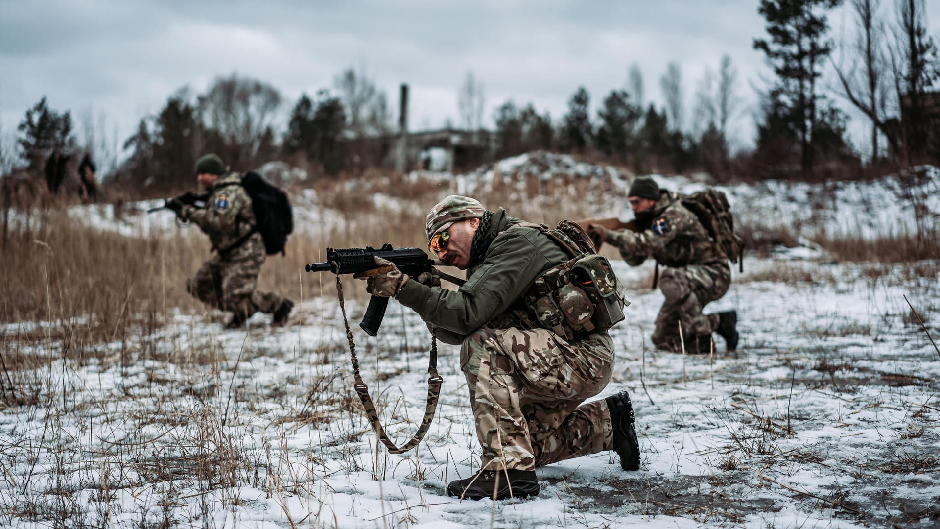 Nach einem gemeinsamen Warm-up üben die Reservisten ihren Umgang mit dem Sturmgewehr.