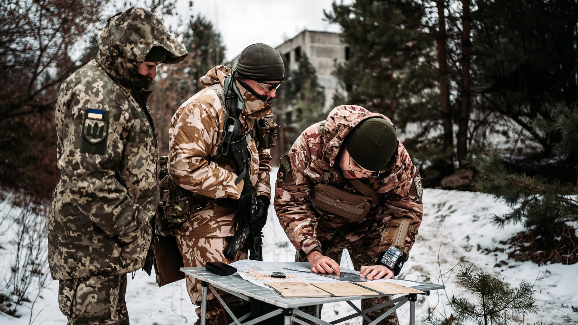 Auf einem Klapptisch wird der Angriff auf russische Panzer geübt.