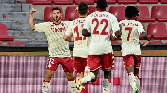 Monacos Kevin Volland (l) ist mit seinem Team ins Pokal-Viertelfinale eingezogen.