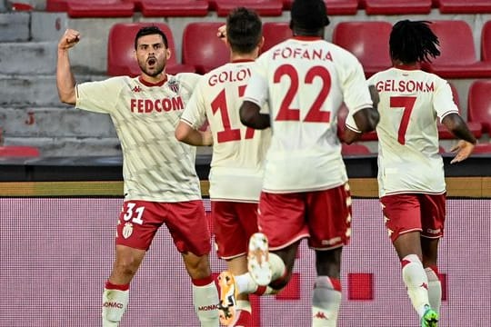 Monacos Kevin Volland (l) ist mit seinem Team ins Pokal-Viertelfinale eingezogen.