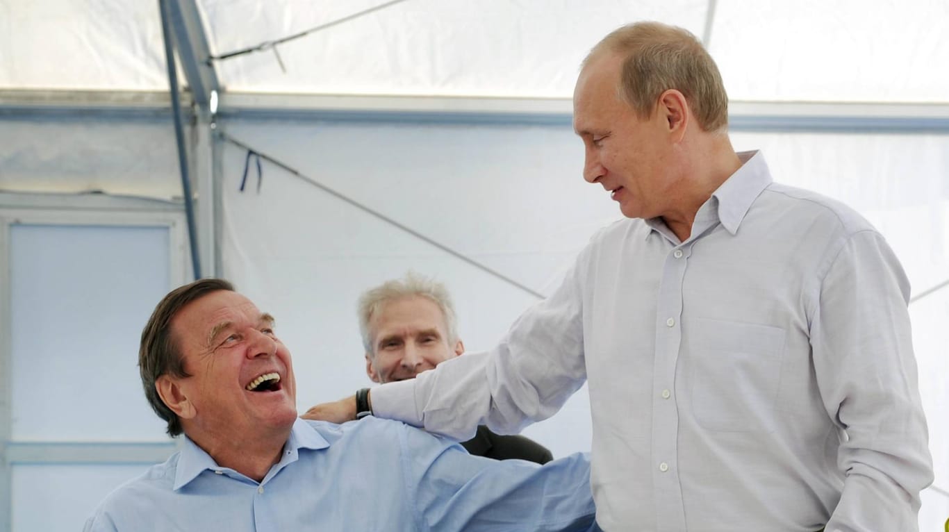 Prost: Schröder (l.) und Russlands Präsident Putin, hier 2011 bei einem Besuch in der Nord-Stream-Kompressorstation im russischen Vyborg.