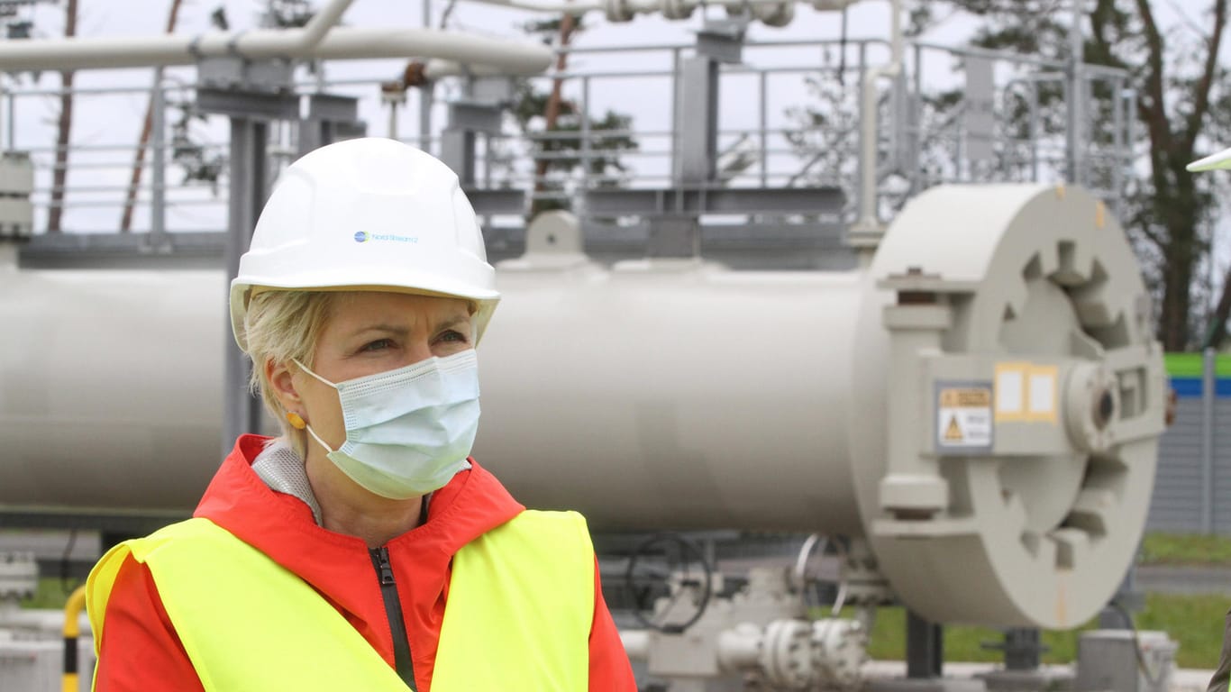 Der Helm sitzt schief: Manuela Schwesig besucht 2020 die Anladestation der Ostsee-Pipeline Nord Stream 2.
