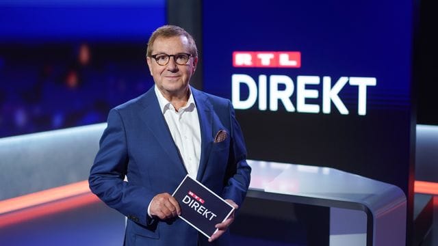 Der Moderator Jan Hofer steht im Studio der Nachrichtensendung "RTL Direkt".