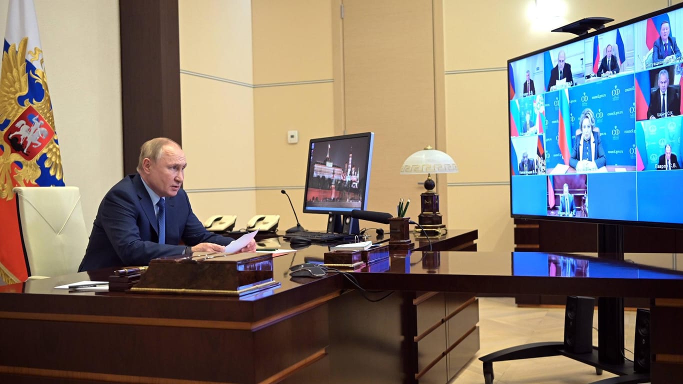 Alle Augen auf einen: Putin im Gespräch mit Vertretern des russischen Sicherheitsrats.