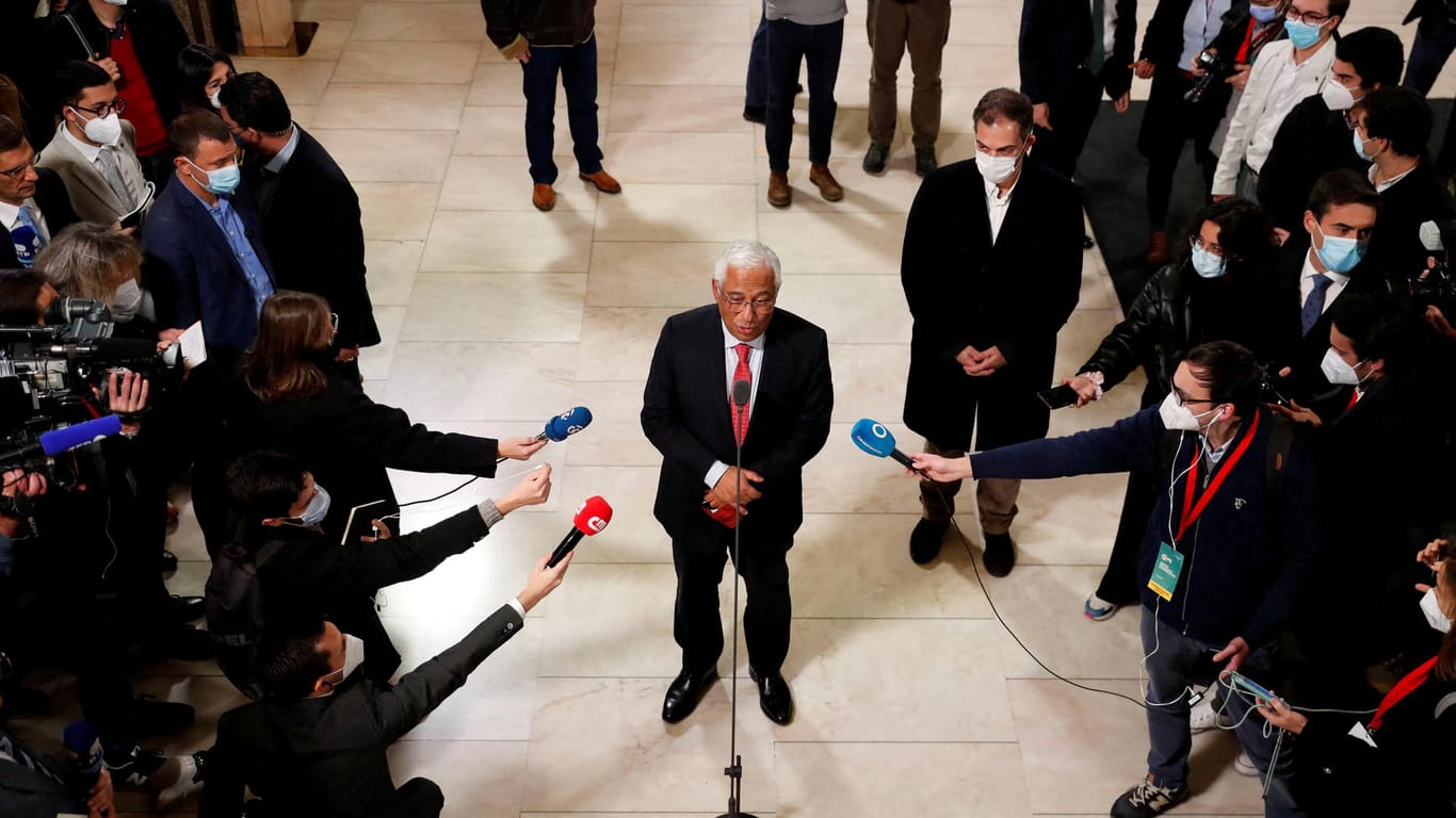 Besser gelaufen als vorhergesagt: Portugals Premier Antonio Costa am Sonntagabend im Kreis der Kameras.