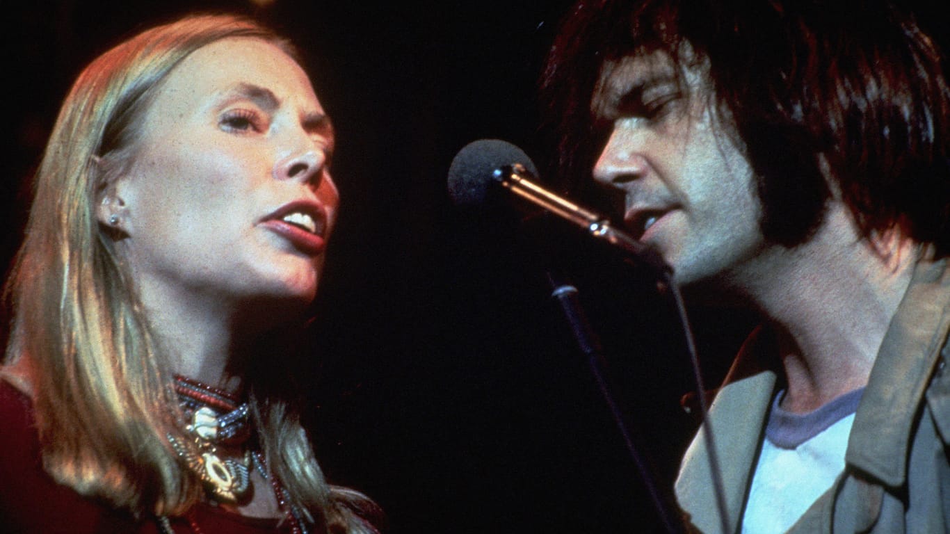 Legendäre Live-Auftritte: Joni Mitchell und Neil Young zusammen auf der Bühne in den 70er Jahren.