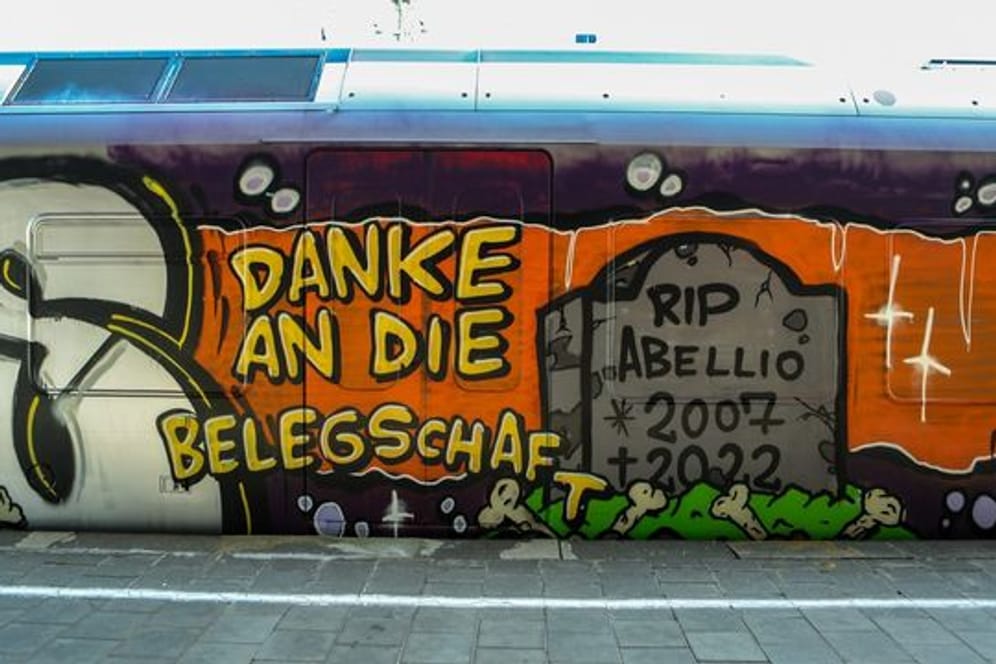 Abellio-Zug mit "Abschieds-Graffiti"