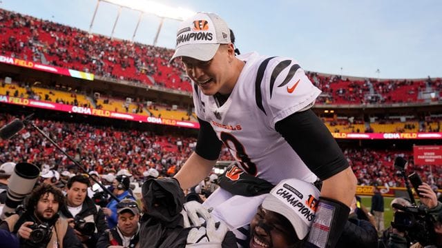 Quarterback Joe Burrow (9) feiert mit seinem Teamkollegen den Sieg der Bengals.