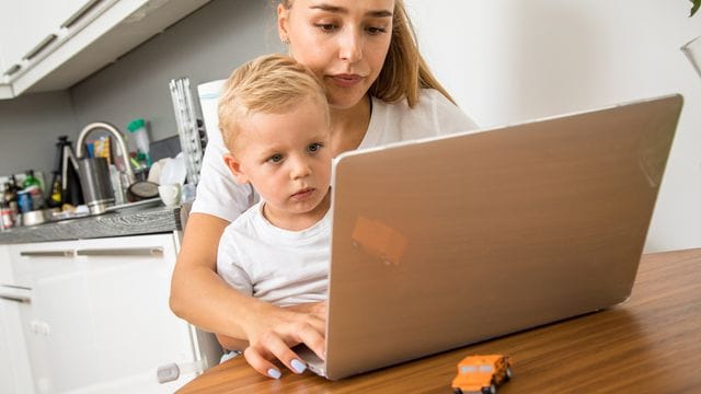 Eltern können sich gegenseitig Kinderkrankentage überschreiben, sofern der Arbeitgeber mitspielt.