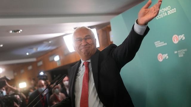 António Costa winkt seinen Anhängern nach Bekanntgabe der Wahlergebnisse zu.