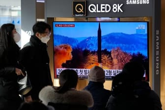 Eine Nachrichtensendung zeigt Passanten in Seoul ein Bild des nordkoreanischen Raketenstarts.