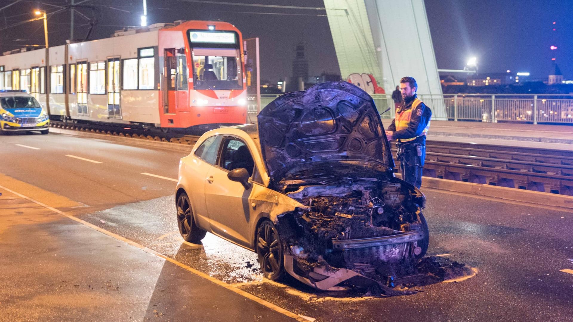 Ein Polizist am Wrack des Pkw: Der Fahrer der Autos blieb unverletzt.