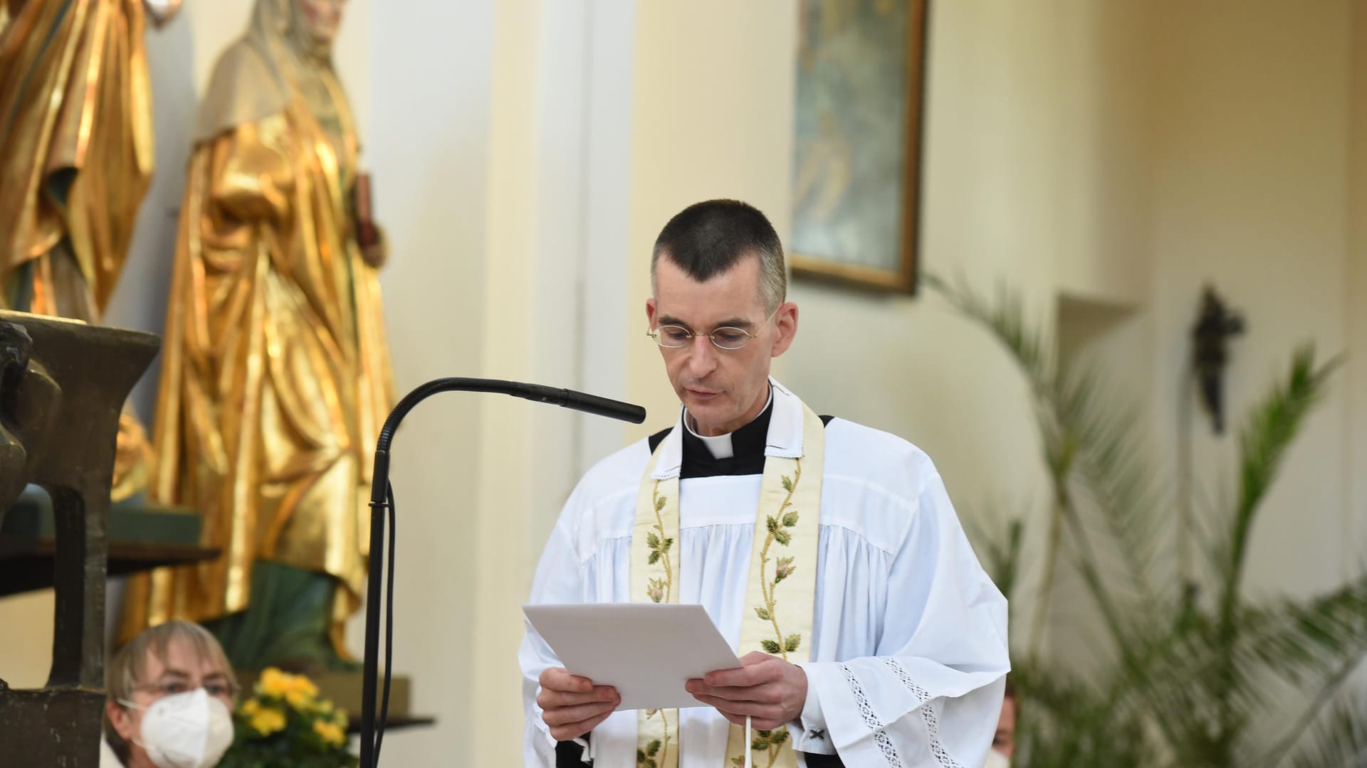 Pfarrvikar Wolfgang Rothe in der Kirche St.Benedikt (Archivbild): Er bringt nun ein Buch heraus über "Queer-Sein in der katholischen Kirche". Pfarrvikar Wolfgang Rothe in der Kirche St.Benedikt (Archivbild): Er bringt nun ein Buch heraus über "Queer-Sein in der katholischen Kirche".