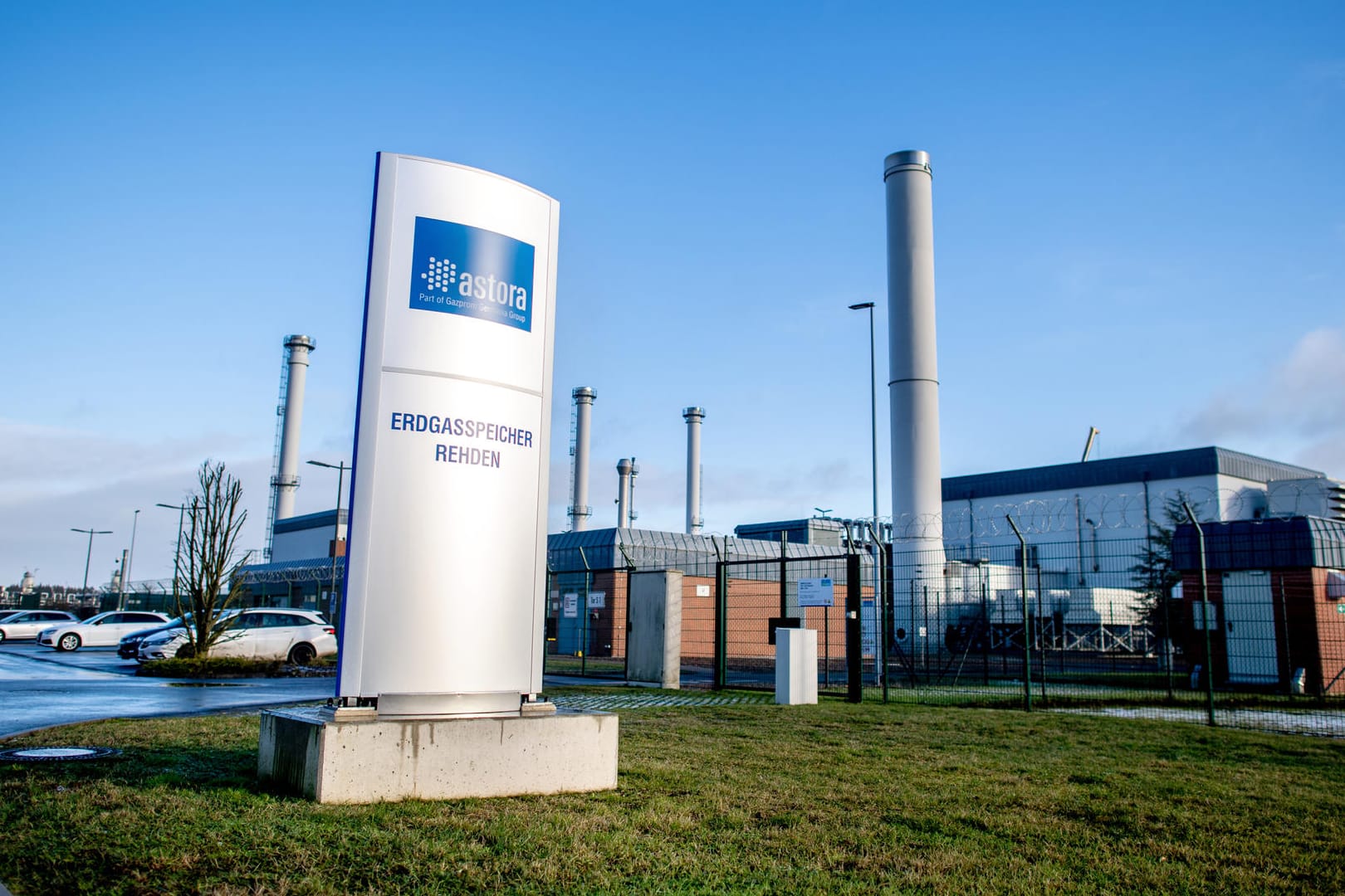 Einfahrt zum Erdgasspeicher Rehden (Symbolbild): Betreiber des Speichers ist die astora GmbH, ein Tochterunternehmen von Gazprom. Einfahrt zum Erdgasspeicher Rehden (Symbolbild): Betreiber des Speichers ist die astora GmbH, ein Tochterunternehmen von Gazprom.