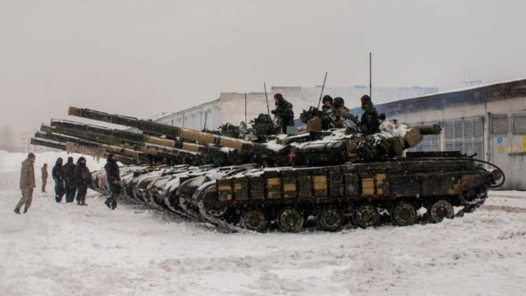 Ukrainische Soldaten untersuchen Panzer in einer Militäreinheit in der Nähe von Charkiw.