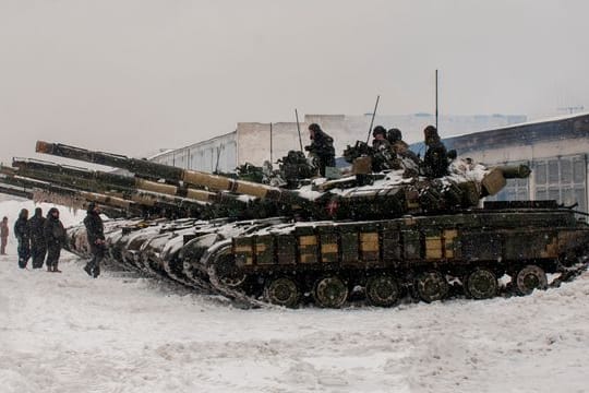 Ukrainische Soldaten untersuchen Panzer in einer Militäreinheit in der Nähe von Charkiw.